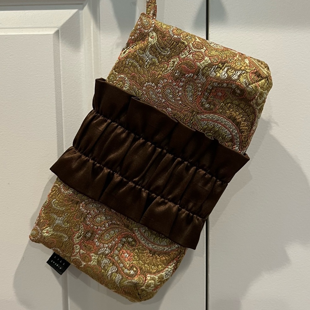 1154 Lill Studio fabric oversized wristlet